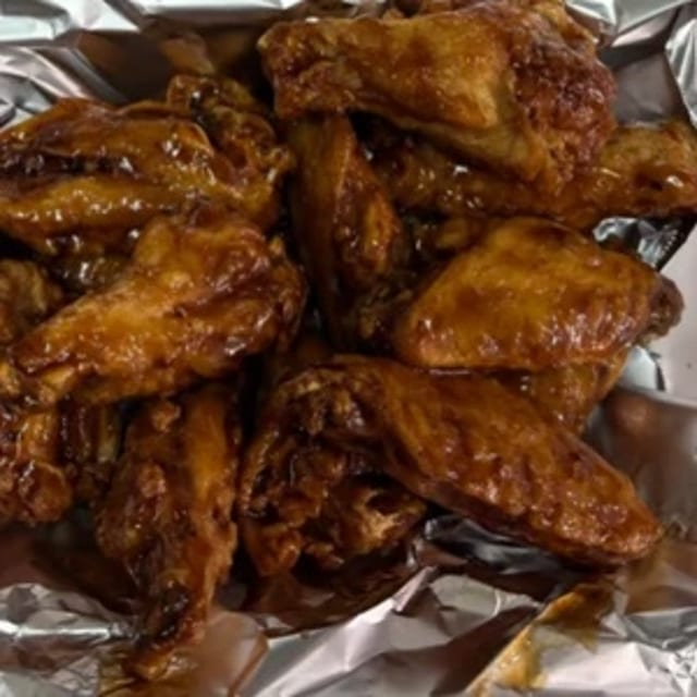 12 Wings - Comment Flavor (s) - BBQ, Bufalo, Garlic Parm, Honey BBQ, Hot, Mild, Old Bay, Sweet Red Chilli, Sweet Teriyaki.