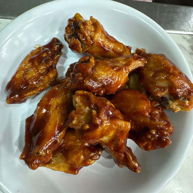 8 Wings - Comment Flavor - BBQ, Bufalo, Garlic Parm, Honey BBQ, Hot, Mild, Old Bay, Sweet Red Chilli, Sweet Teriyaki.